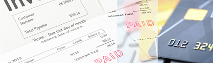 Eine Rechnung und Kreditkarten