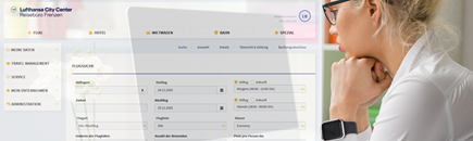 Eine Frau bucht eine Reise an einem Bildschirm online