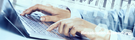 Hände am Laptop, Symbol und Schrift Reisekostenauswertung