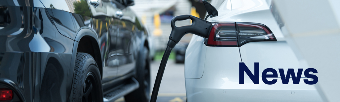 Zwei Elektroautos an der Ladesäule, Schriftzug News