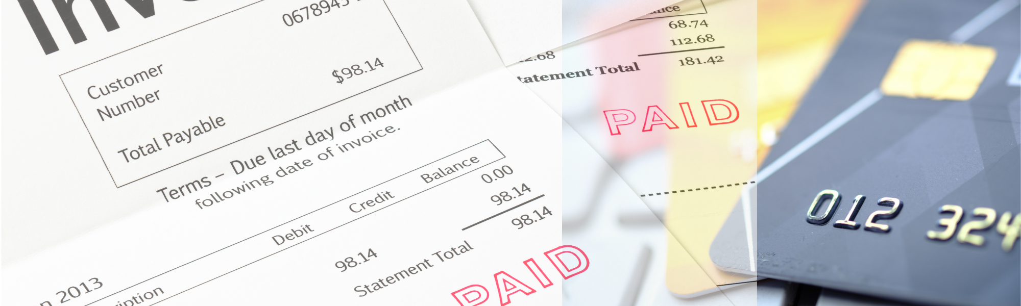 Eine Rechnung und Kreditkarten