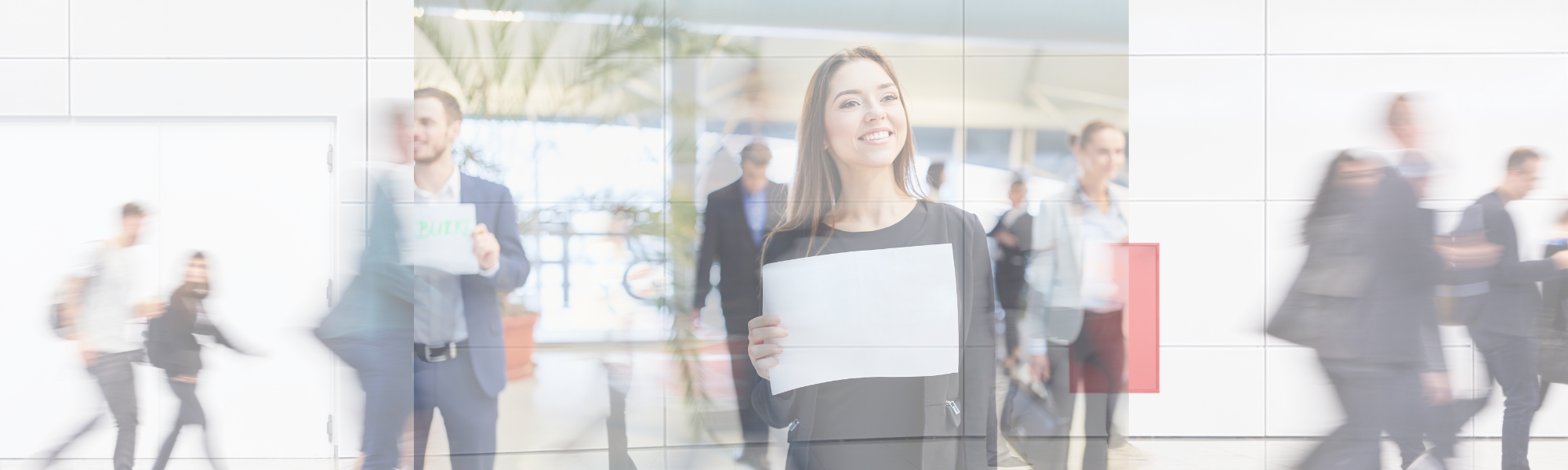 Eine Gruppe Reisender am Flughafen